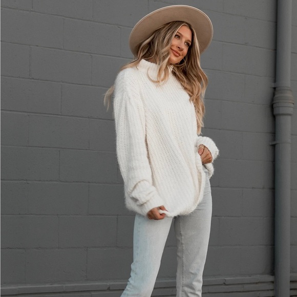 White oversized cable knit sweater - Picture 3 of 10